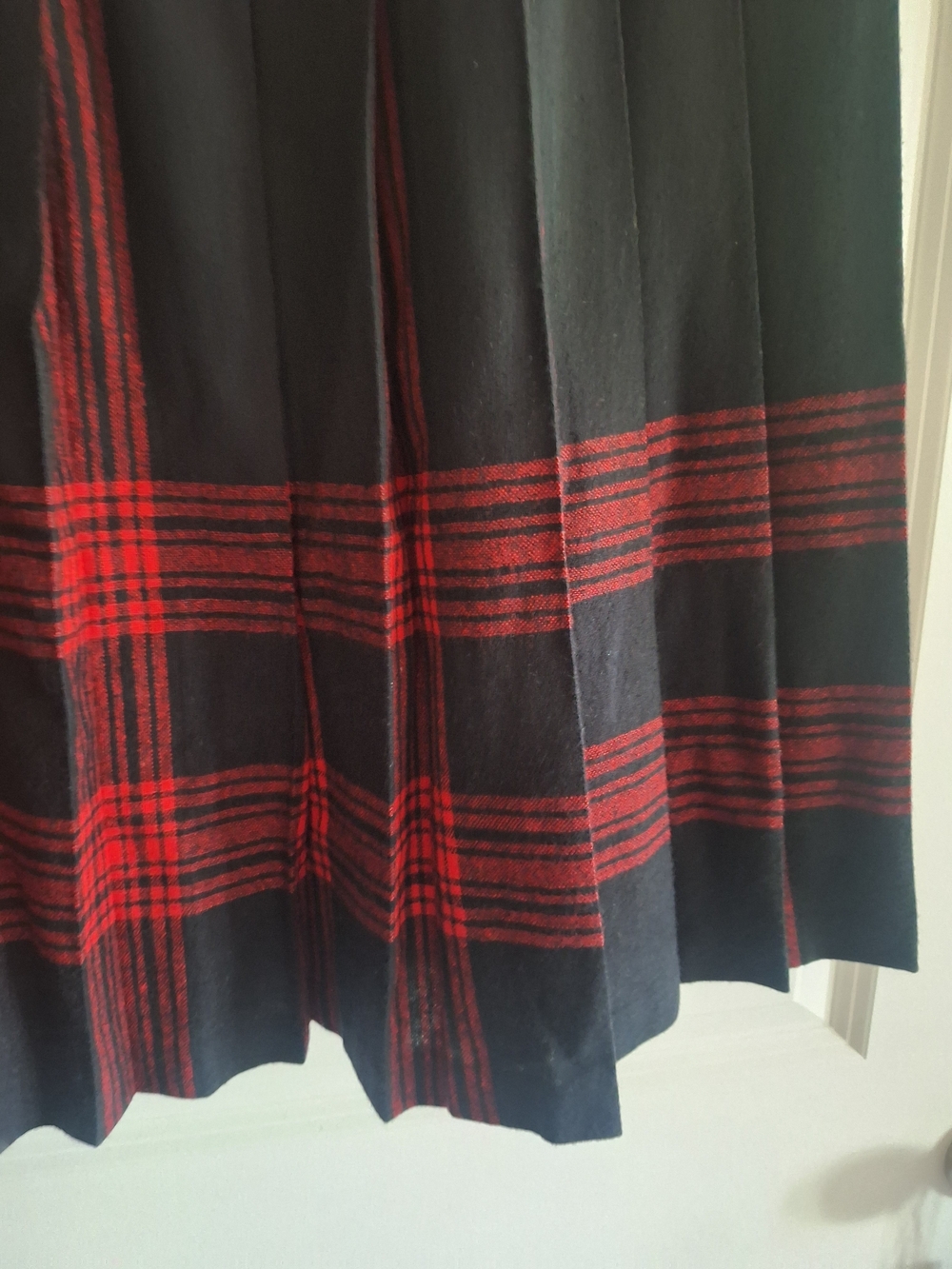 Pendleton Preloved Vinrage Black Pleated Skirt with Red Plaid Hem 100% Wool. - Picture 3 of 6